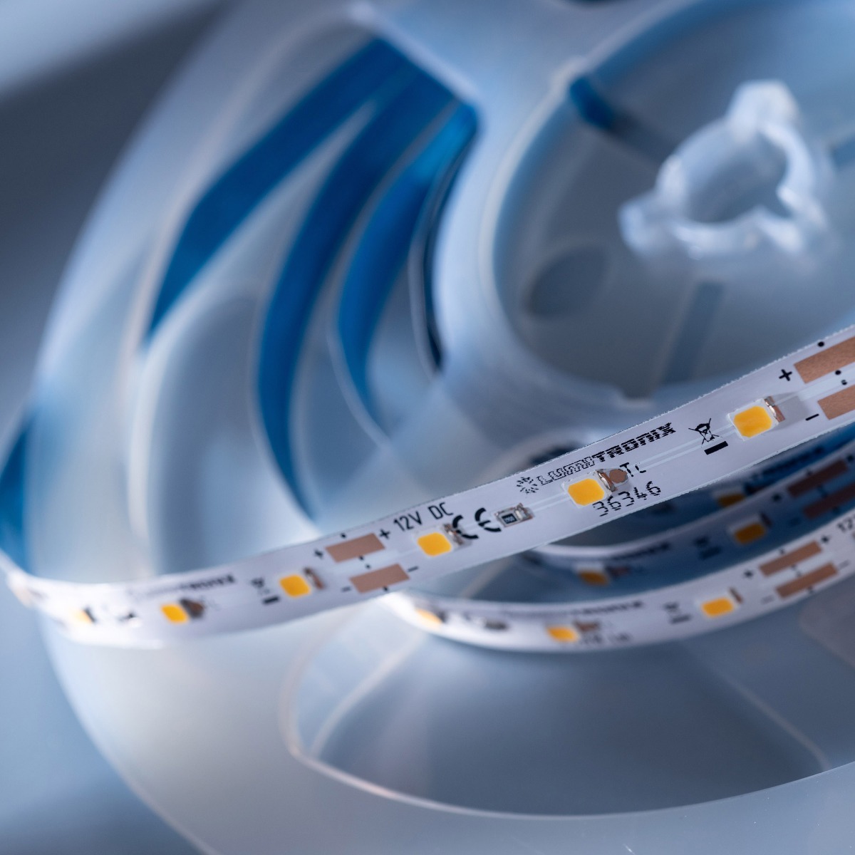 LumiFlex300 Seoul LED Strip warm white 2700K 1380lm 12V 60 LEDs/m 5m roll (276lm/m and 2.4W/m)