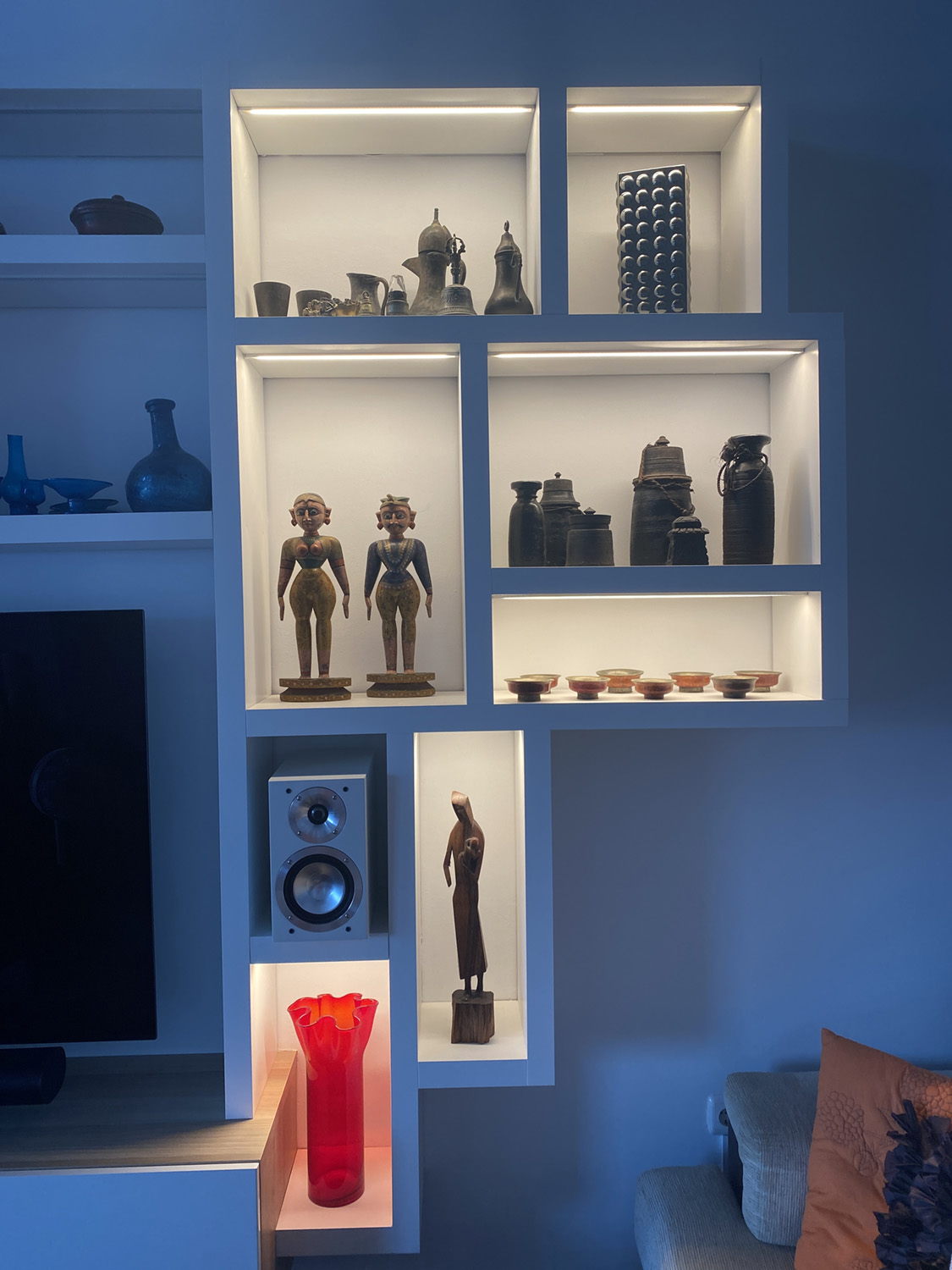 Lumistrips Lumiflex3098+ SunLike LEDs now naturally light the exquisite works of art such as statues, pottery and art glass in a private collection, showcased in a residential home in Europe.